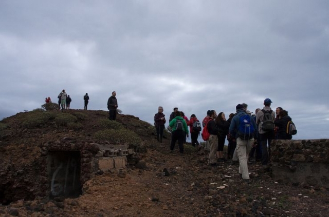 grupo de personas realizando una excursion por la montana